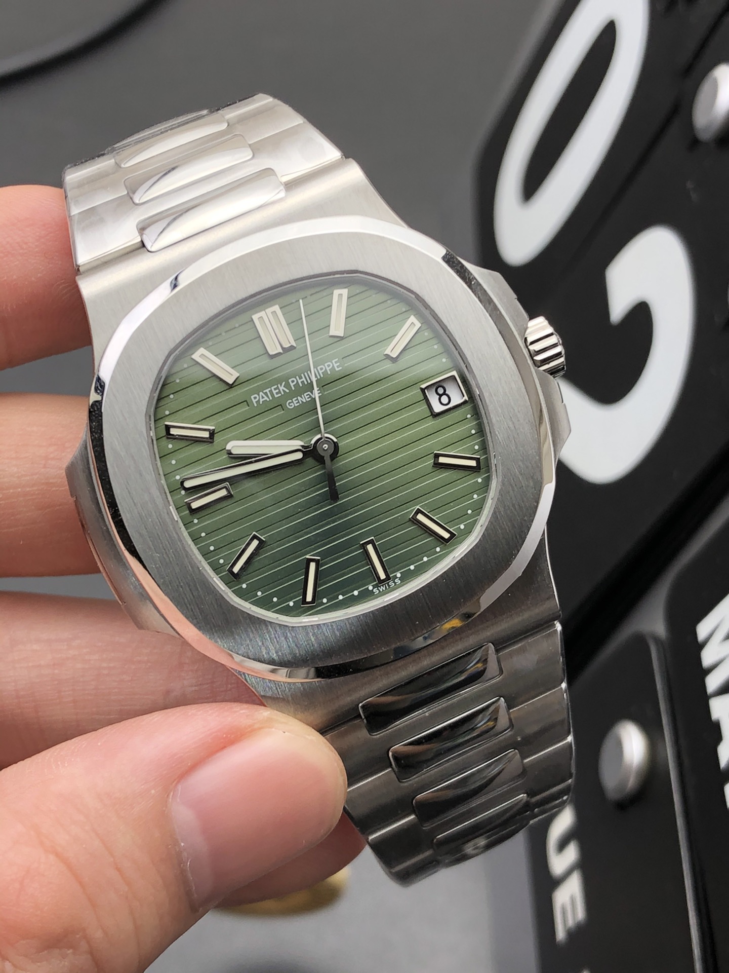 パテックフィリップ ノーチラス5711オリーブグリーンダイヤル|PPFファクトリー Cal.26-330SC【スーパークローン】 - 画像 (2)